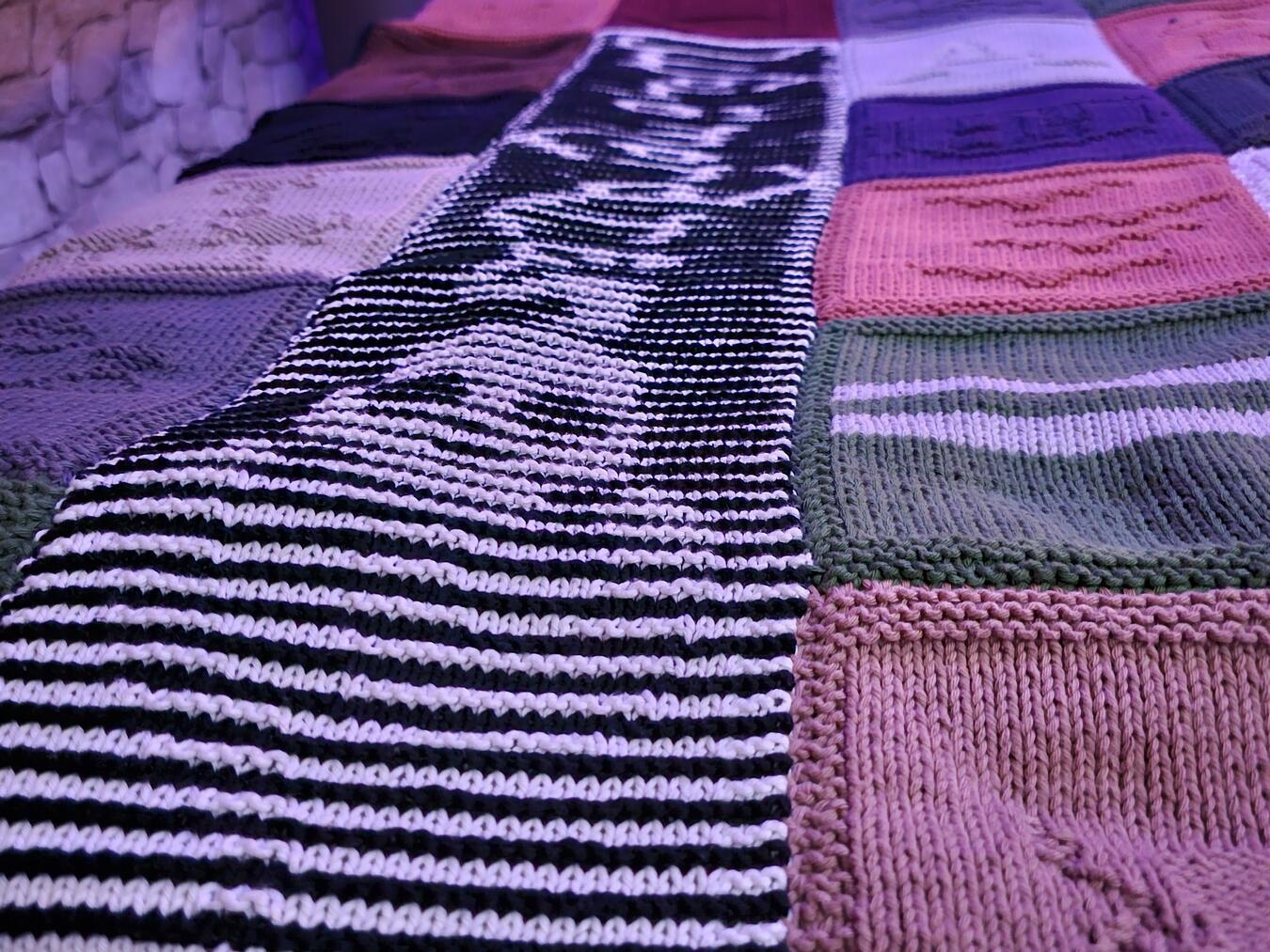 "Handgestrickte Decke mit 56 Symbolen, darunter verstecktes dunkles Mal der Todesser, von Ilona Balon in 18 Monaten erstellt."