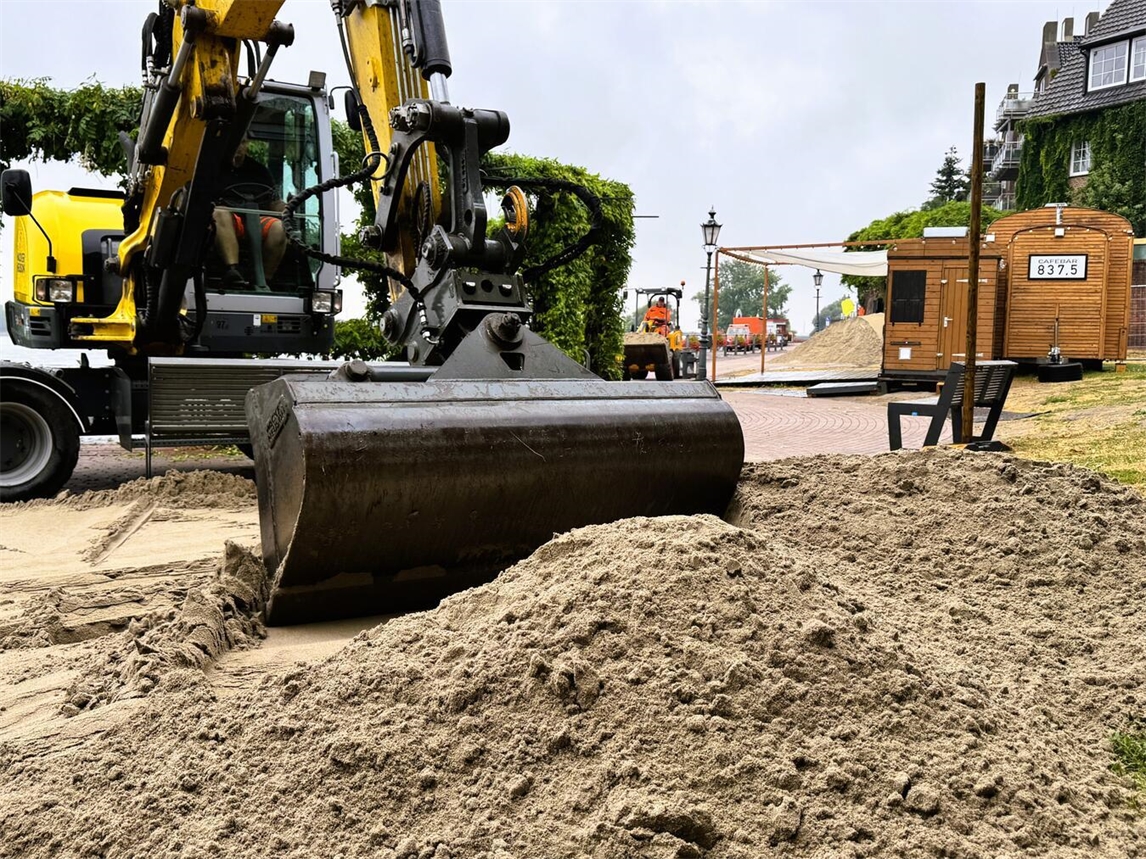 "60 Tonnen Sand am Rheinstrand-Event in Rees, organisiert vom Bauhof an der Rheinpromenade"
