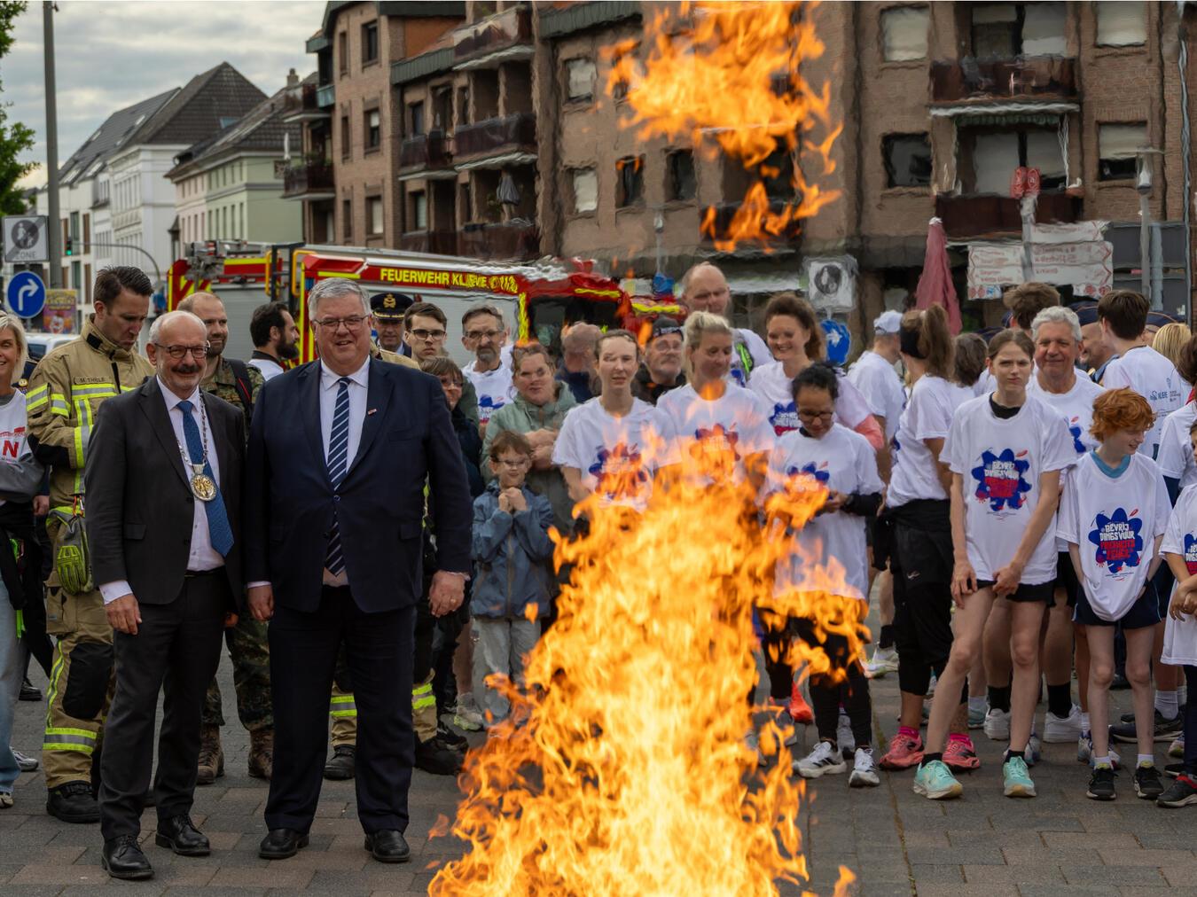 80 Jahre nach dem Ende des Zweiten Weltkriegs erreichte das Freiheitsfeuer am Montagabend auch Kleve. Foto: Stadt Kleve