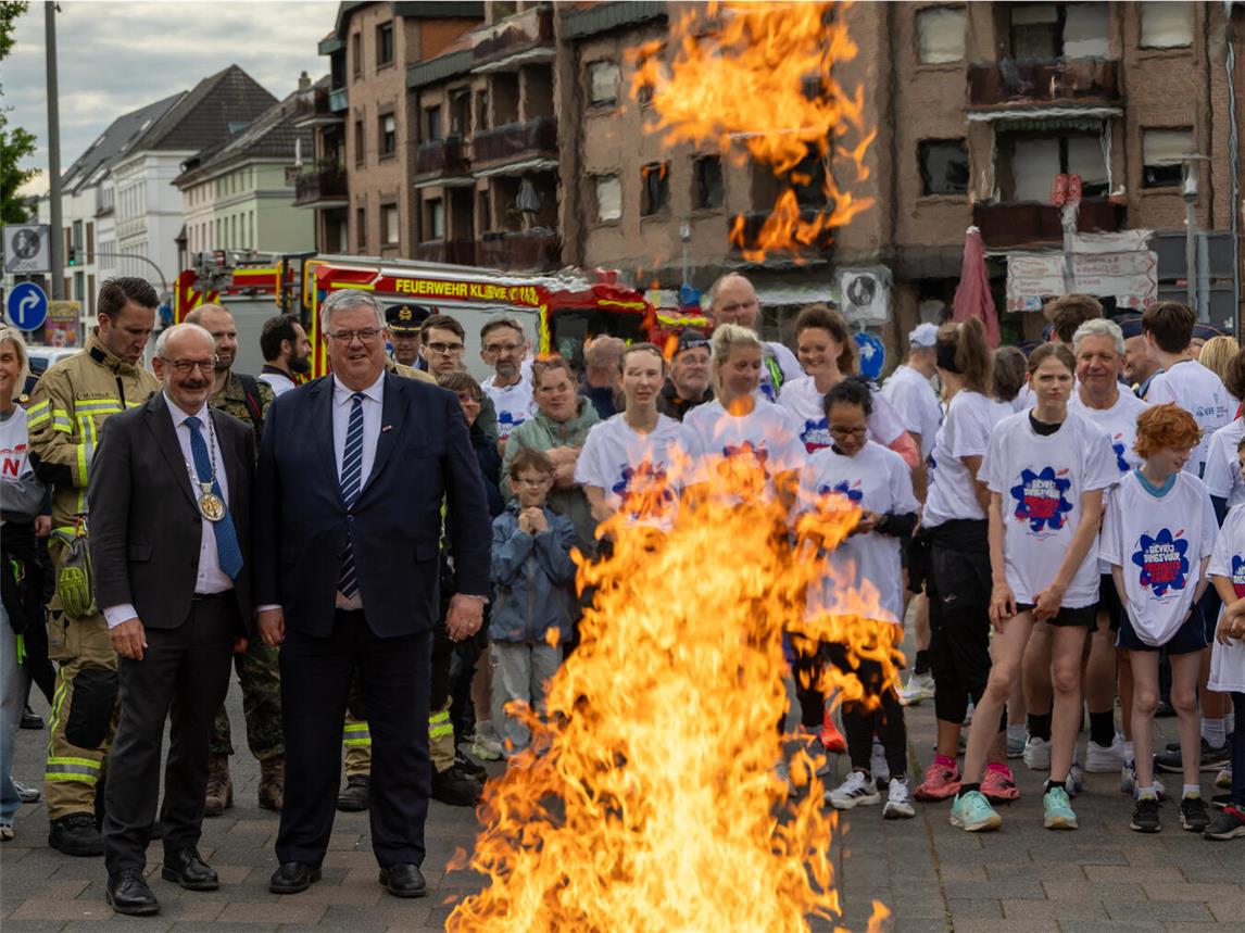 80 Jahre nach dem Ende des Zweiten Weltkriegs erreichte das Freiheitsfeuer am Montagabend auch Kleve. Foto: Stadt Kleve