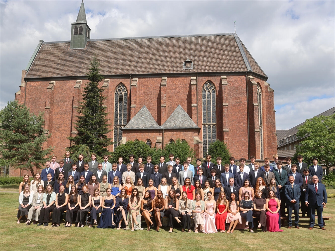 "87 Schüler feiern erfolgreiches Abitur 2023, Gruppenfoto, Schulabschluss, Bildungserfolg"