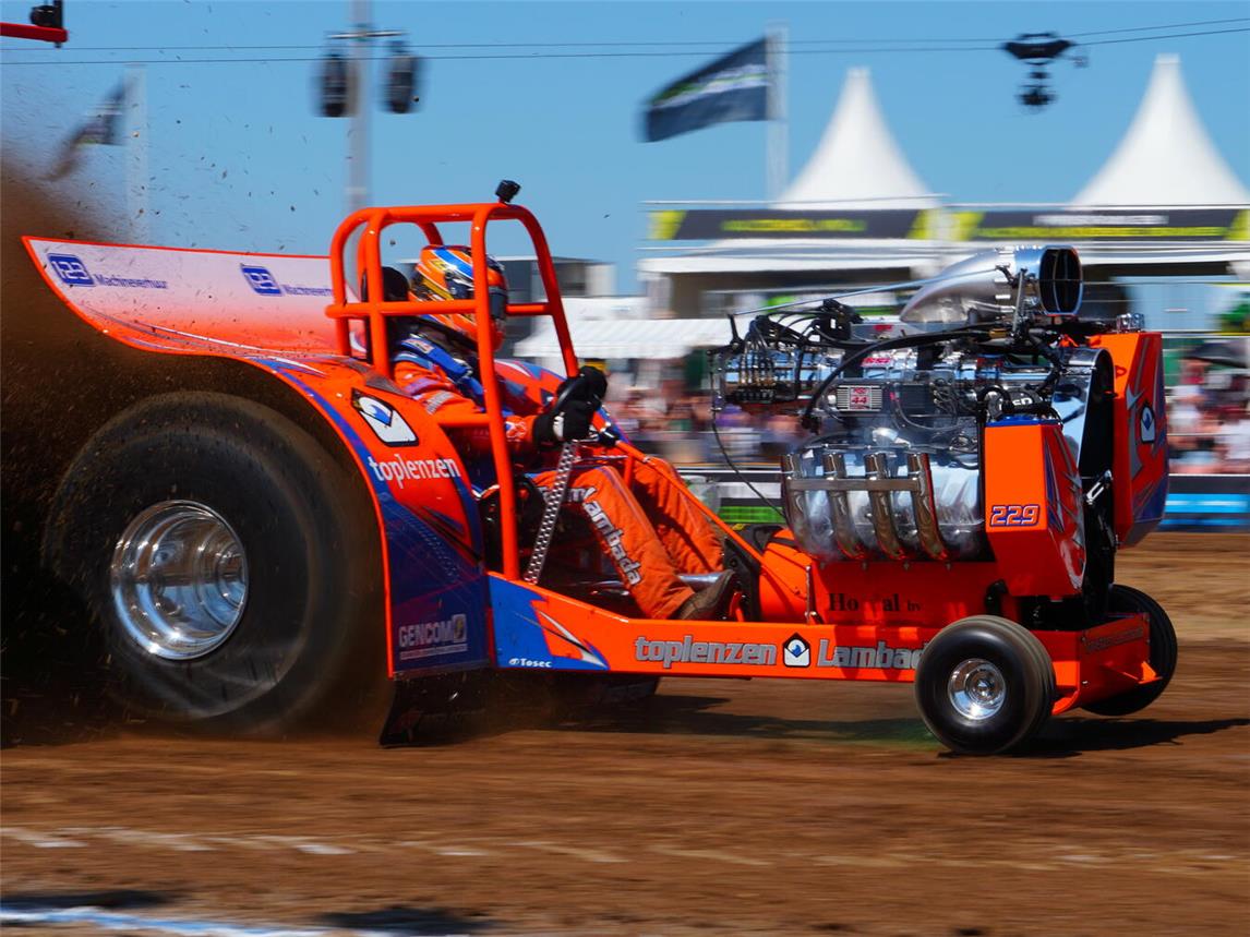 950 Kilo und 3.500 PS: „Lambada“ ist das weltweit erfolgreichste Team und kommt für einen Demo-Lauf nach Anholt. Foto: Picasa
