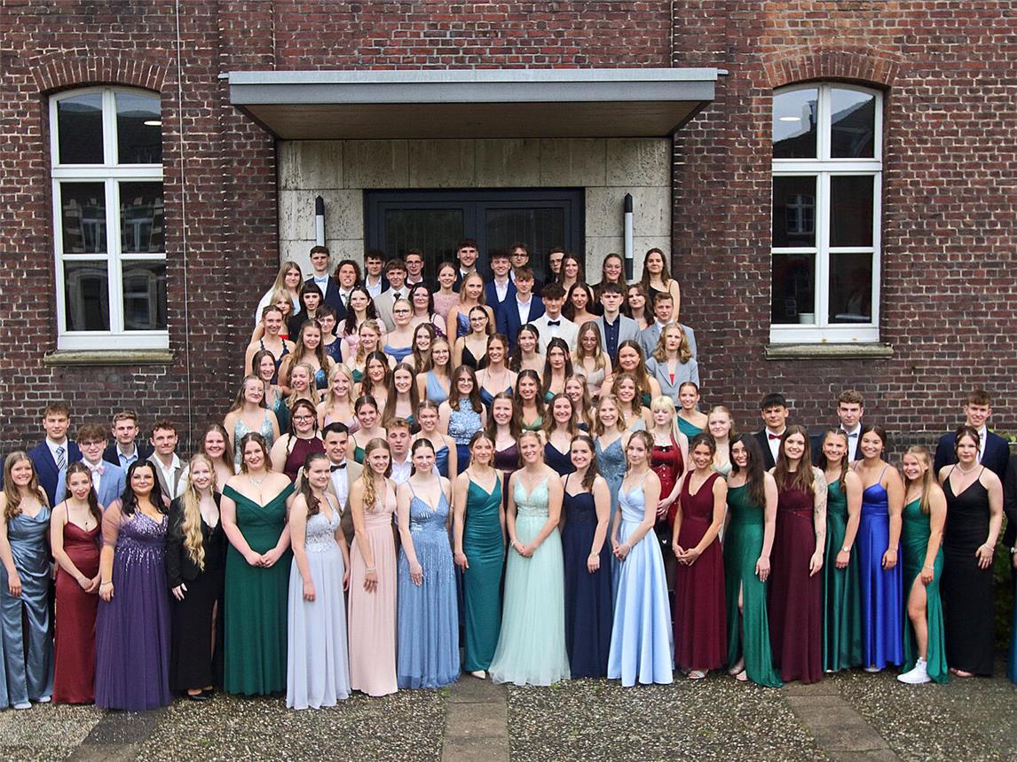 96 Schüler der Liebfrauenschule, so viele wie noch nie zuvor, haben die Prüfungen der Allgemeinen Hochschulreife bestanden. NN-Foto: Theo Leie