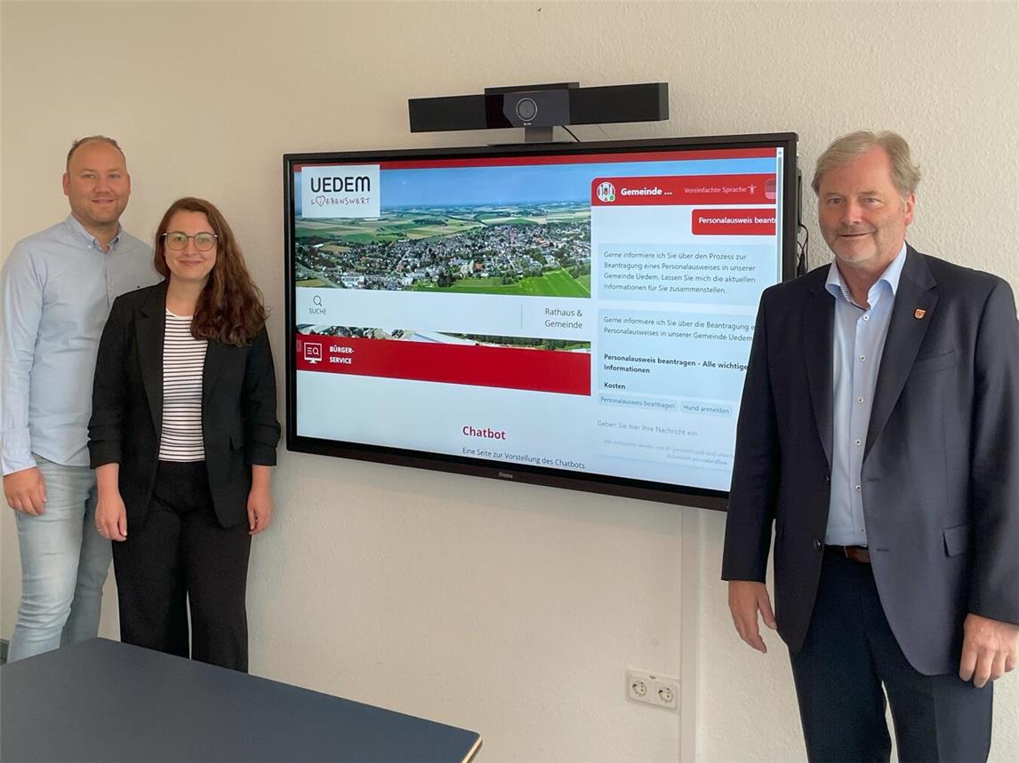 Ab dem 1. August neu auf der Homepage der Gemeinde Uedem: Der ChatBot wird von Bürgermeister Rainer Weber, Anna Schulz, Fachbereichsleiterin Zentrale Dienste, und Mario Baaden, Digitalisierungsbeauftragter der Gemeinde Uedem, vorgestellt (v.r.). Foto: Gemeinde Uedem