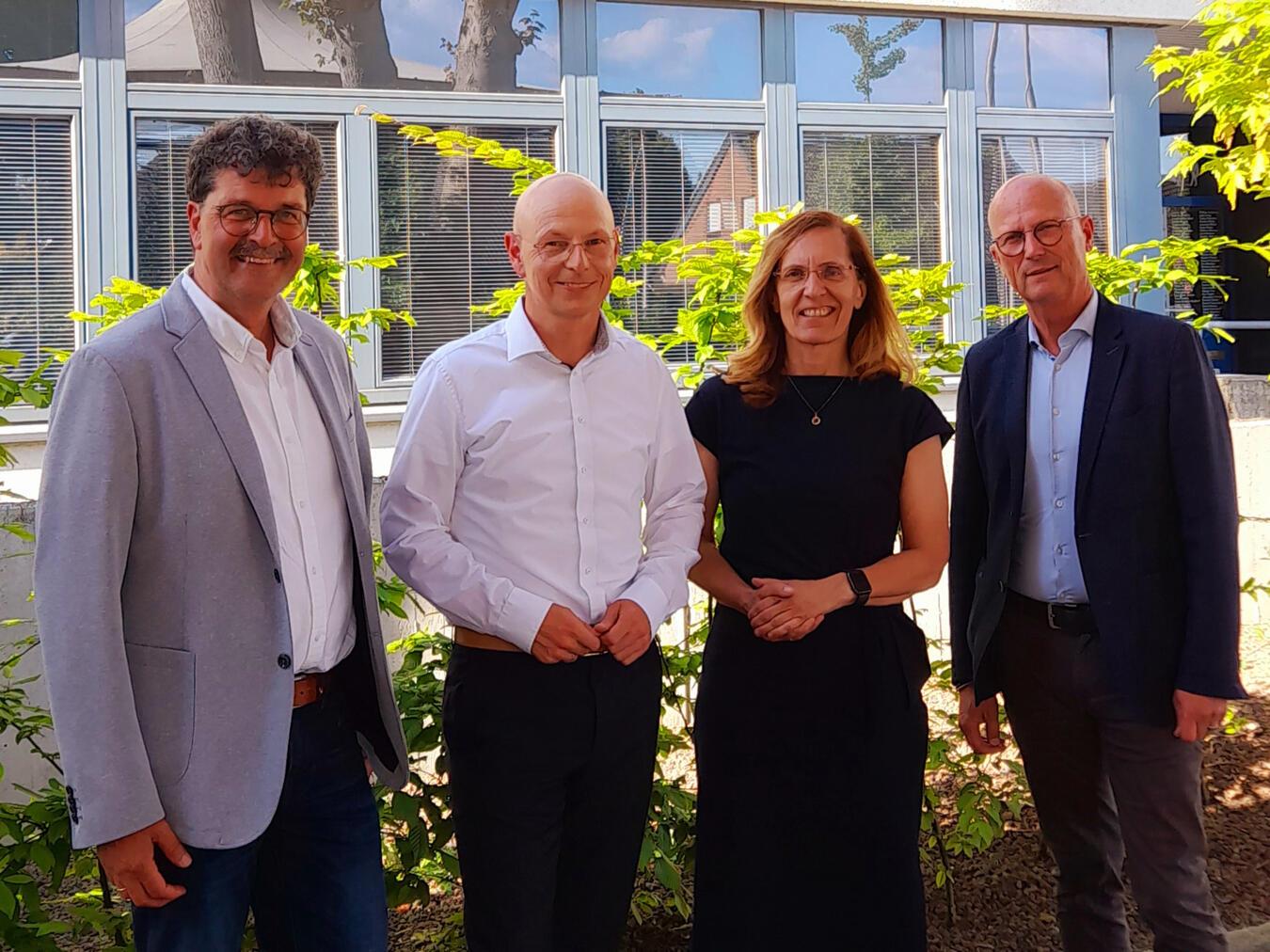 Ab dem neuen Schuljahr wird Dr. Frank Meetz (2. v. l.) die kommissarische Leitung des Emmericher Gymnasiums übernehmen. Ralf Wimmers, Dr. Anke Domrose und Peter Hinze (v. l.) freuen sich über die gefundene Lösung. Foto: Stadt Emmerich