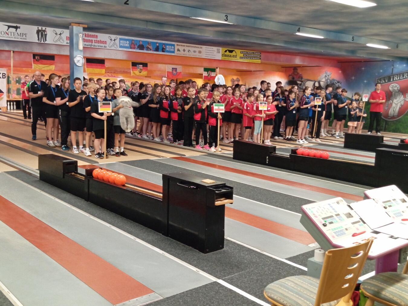 Ab der ersten Kugel verwandelte sich die große Kegelhalle in einen Hexenkessel. Foto: KKSG