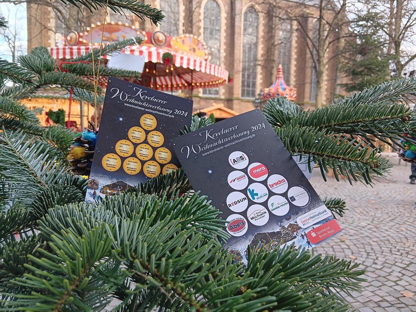 Ab einem Einkaufswert von zehn Euro geben die teilnehmenden Kevelaerer Einzelhändler die Weihnachtslose und passenden Aufkleber aus. Foto: © Unternehmervereinigung Kevelaer