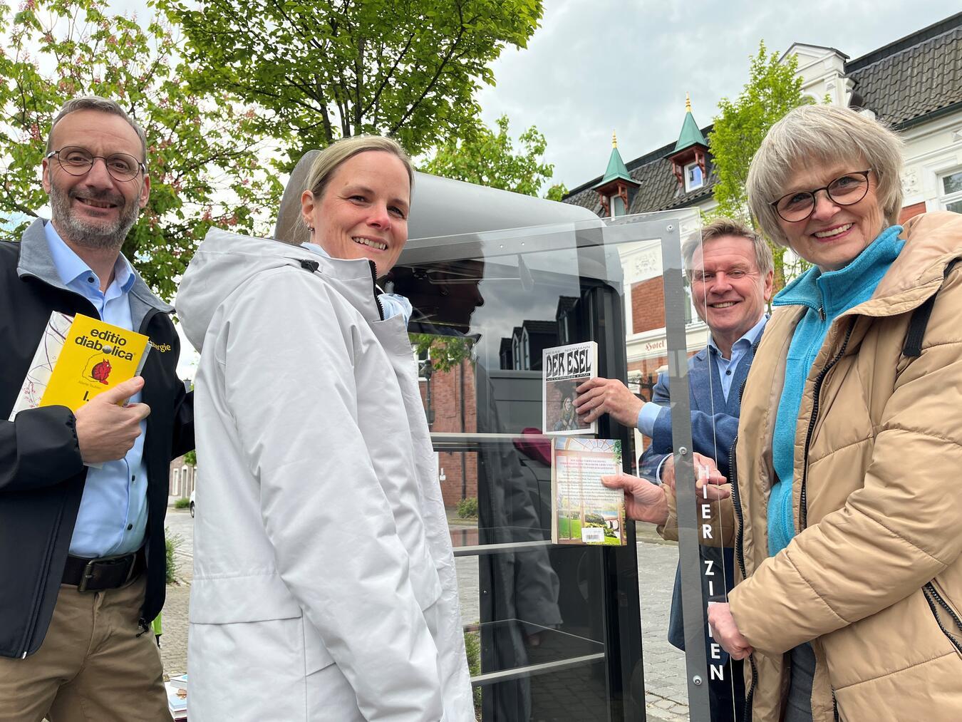 Ab sofort können die Bürger in Aldekerk die neue Tauschbörse für ausgelesene Bücher an der Marktstraße 23 nutzen. Gemeinsam mit Westenergie-Kommunalmanager, Frithjof Gerstner (l.), den Patinnen Birgit Baumann (2. v. l.) und Gerda Massopust (2. v. r.), weihte Bürgermeister Dirk Möcking (r.) den neuen Bücherschrank ein.Foto: Westenergie AG