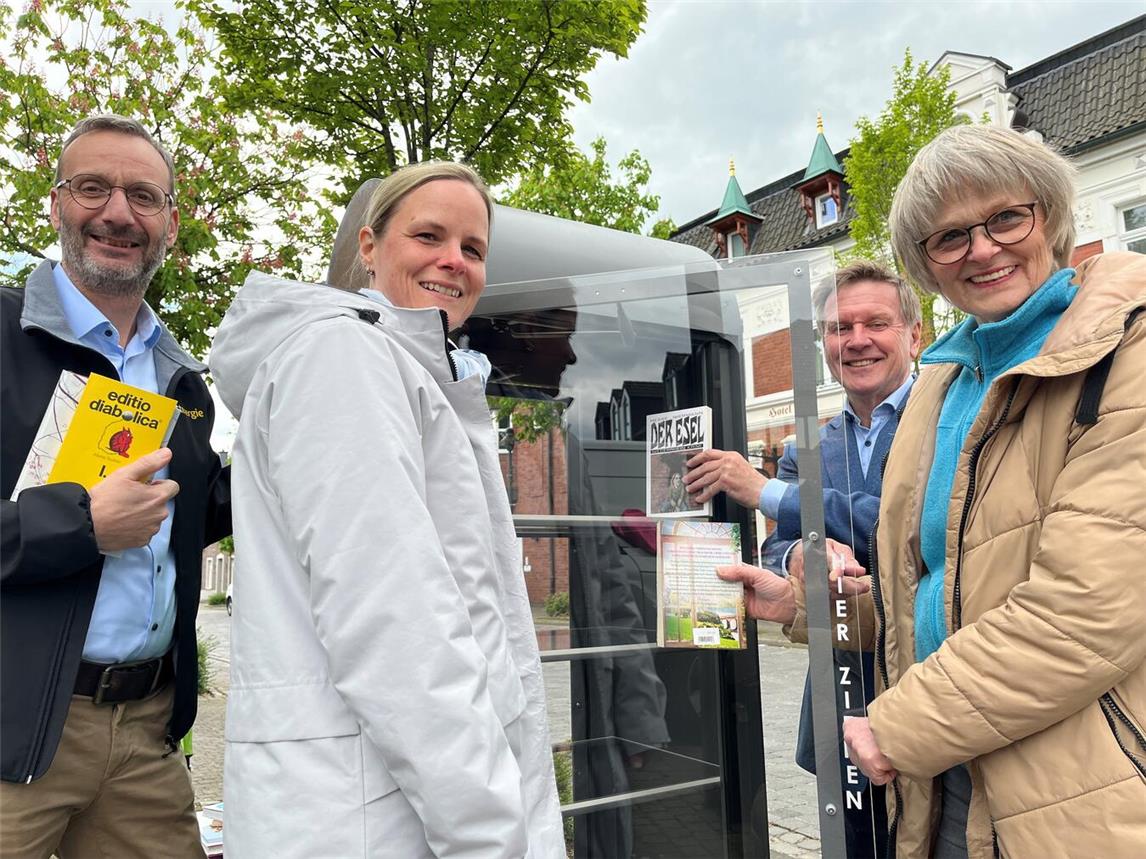 Ab sofort können die Bürger in Aldekerk die neue Tauschbörse für ausgelesene Bücher an der Marktstraße 23 nutzen. Gemeinsam mit Westenergie-Kommunalmanager, Frithjof Gerstner (l.), den Patinnen Birgit Baumann (2. v. l.) und Gerda Massopust (2. v. r.), weihte Bürgermeister Dirk Möcking (r.) den neuen Bücherschrank ein.Foto: Westenergie AG