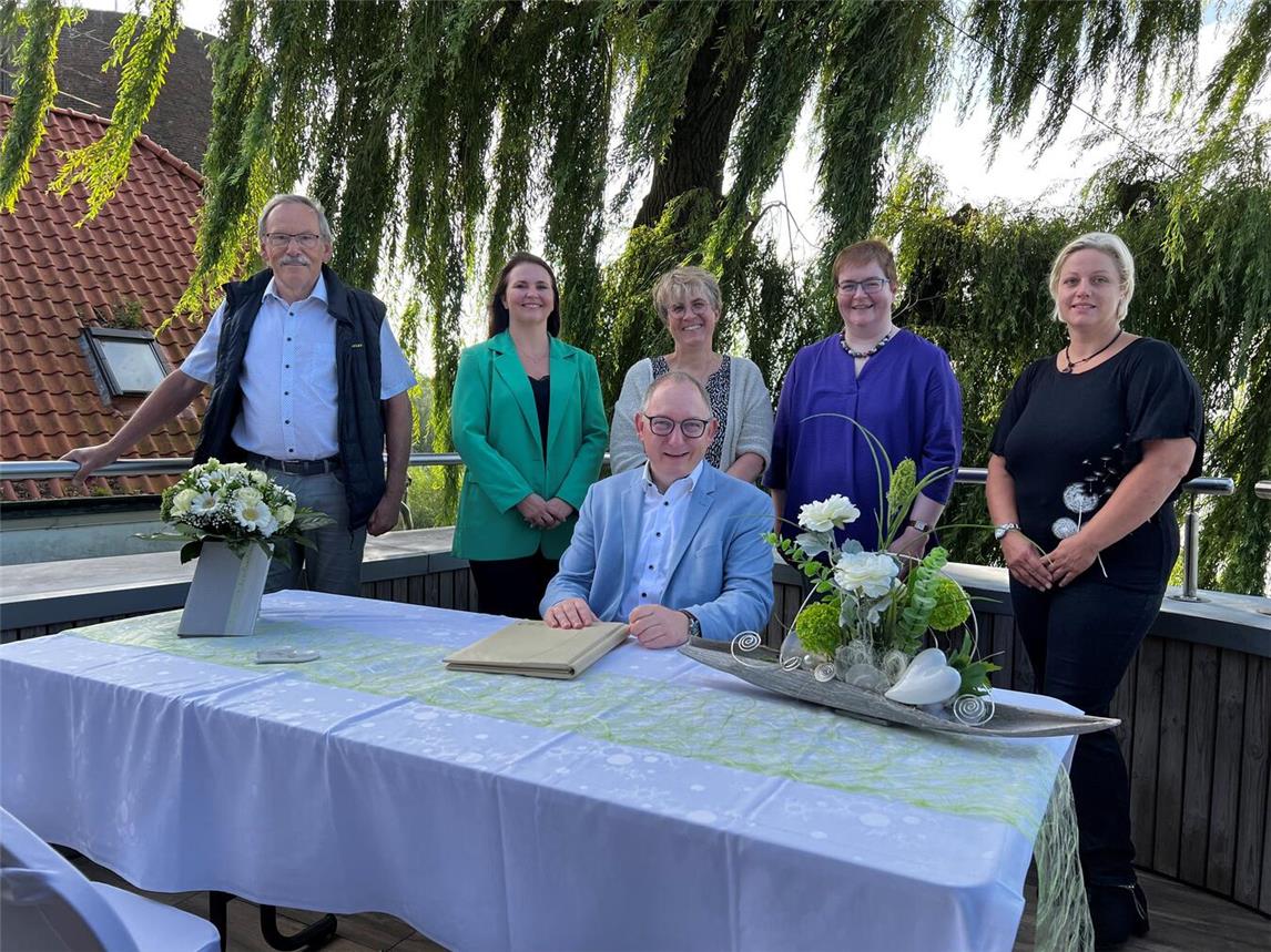 Ab sofort möglich: Trauungen im Ruderhaus. Harry Schulz (Reeser Ruderverein), Pia Oostendorp, Bürgermeister Sebastian Hense, Sandra Kösters, Sigrid Mölleken (alle Stadt Rees) und Lena Dähn (Reeser Ruderverein, v. l.) freuen sich über die Kooperation. Foto: Stadt Rees