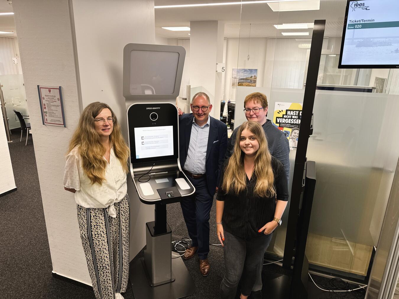 Ab sofort verfügbar: Passbilder direkt beim Bürgerservice; Bernadette Roth, Sebastian Hense, Sigrid Mölleken und Jana van Onna (v. li.) stellen dies vor. Foto: Stadt Rees