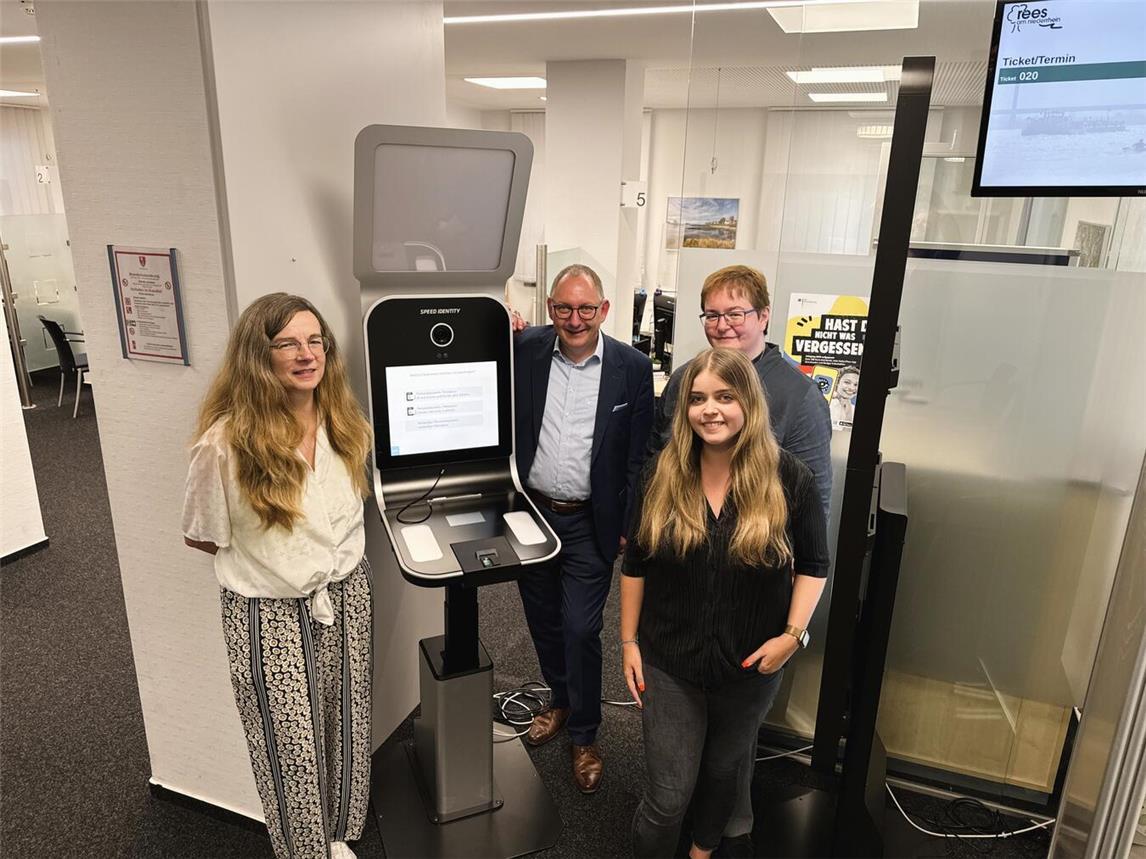 Ab sofort verfügbar: Passbilder direkt beim Bürgerservice; Bernadette Roth, Sebastian Hense, Sigrid Mölleken und Jana van Onna (v. li.) stellen dies vor. Foto: Stadt Rees
