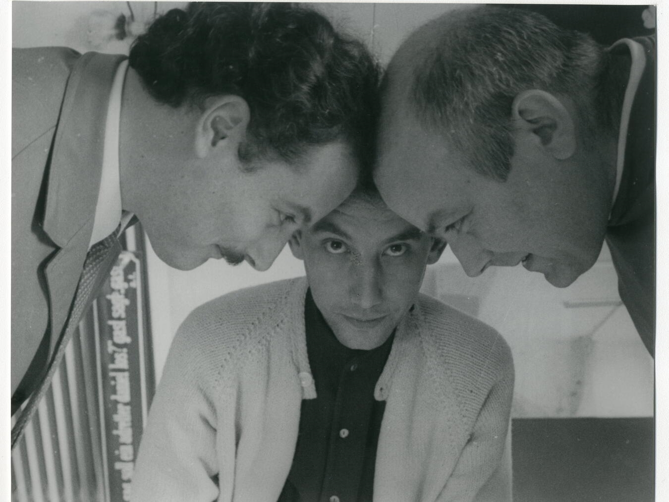 Abb.: Bernd Jansen, André Thomkins, Daniel Spoerri, Dieter Roth, Wohnung Spoerri über der Eat Art Ga-lerie, Burgplatz, Düsseldorf, 1968 © Bernd Jansen © VG Bild-Kunst, Bonn 2025