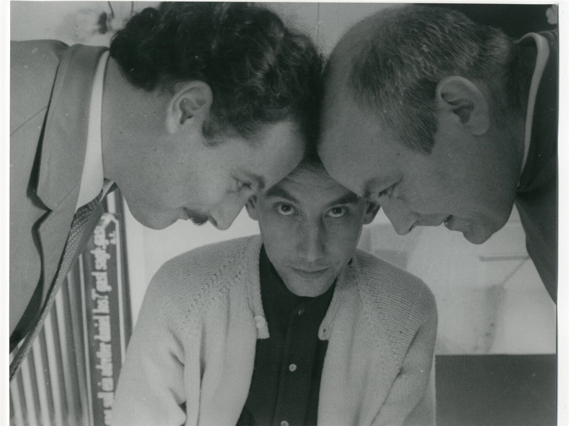 Abb.: Bernd Jansen, André Thomkins, Daniel Spoerri, Dieter Roth, Wohnung Spoerri über der Eat Art Ga-lerie, Burgplatz, Düsseldorf, 1968 © Bernd Jansen © VG Bild-Kunst, Bonn 2025