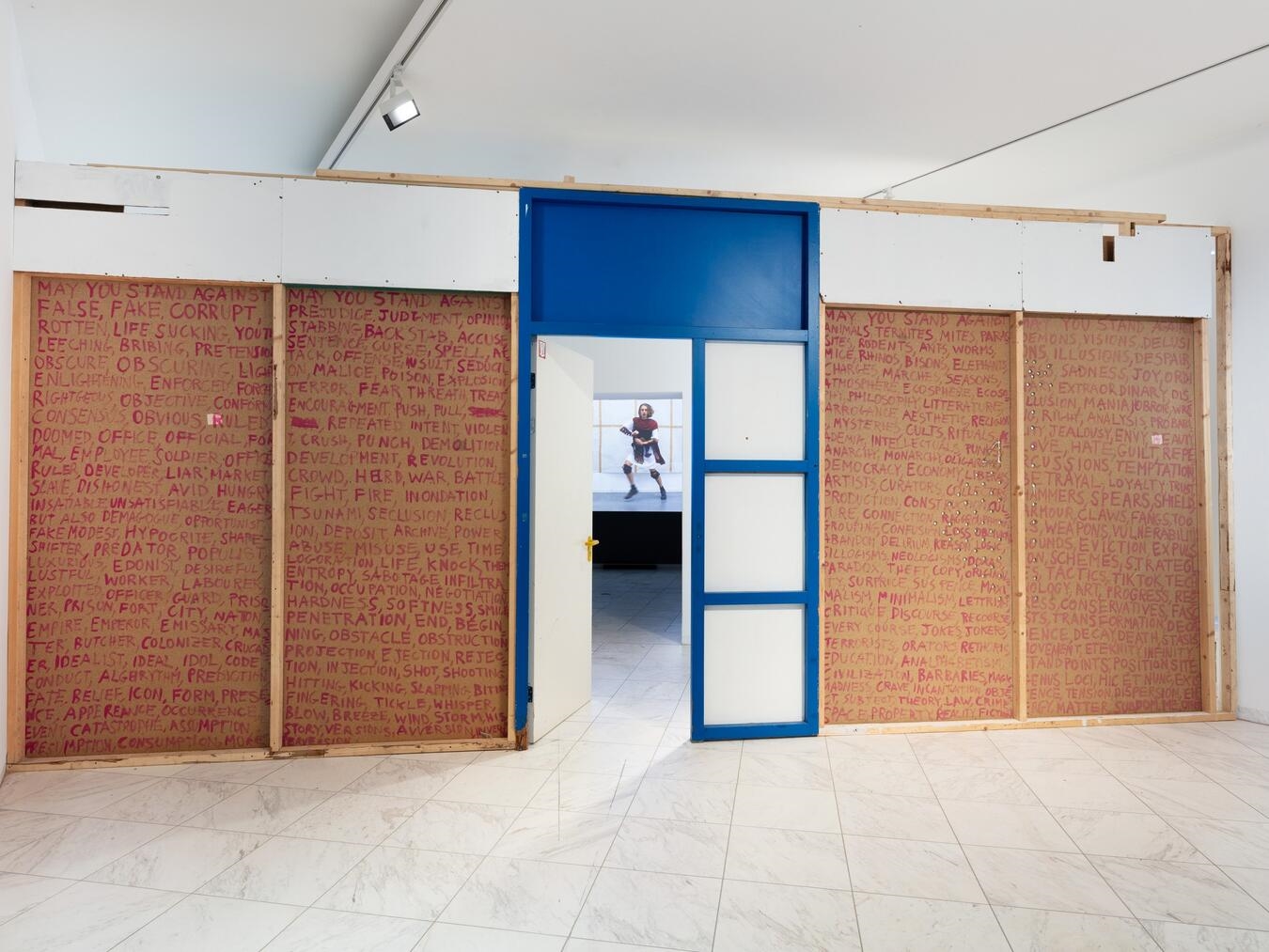 "Daniele Formicas Skulptur Janua, 2023-2026, moderne Kunstinstallation, Foto von JMR-Dokumentation, VG Bild-Kunst Bonn"