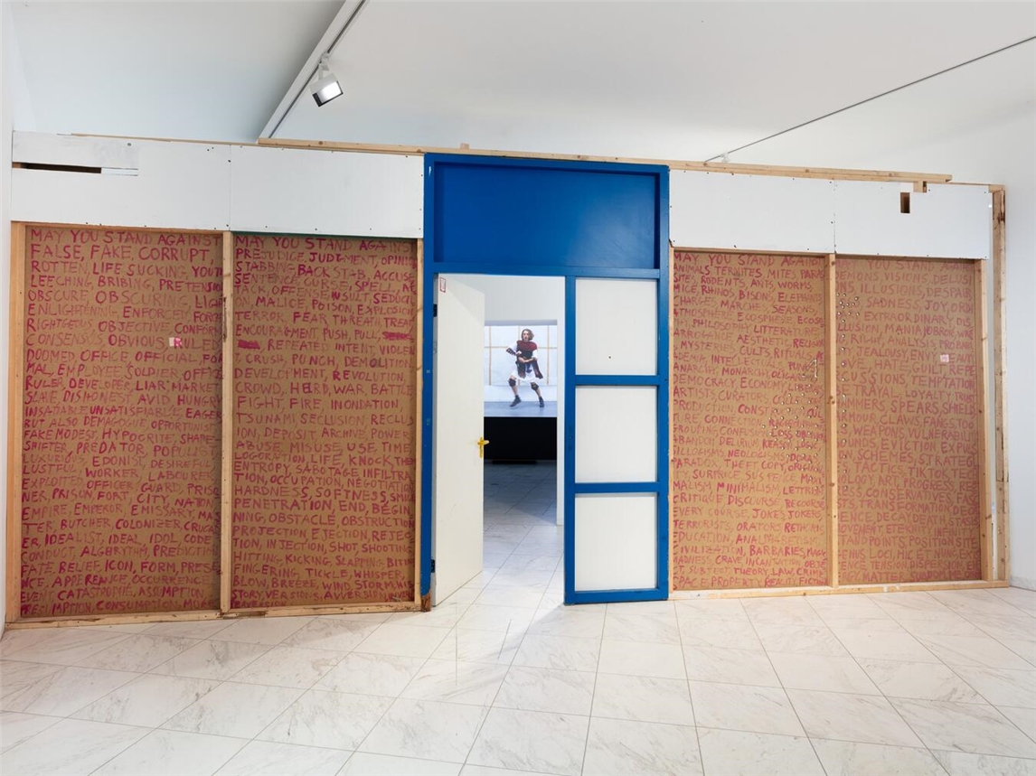 "Daniele Formicas Skulptur Janua, 2023-2026, moderne Kunstinstallation, Foto von JMR-Dokumentation, VG Bild-Kunst Bonn"