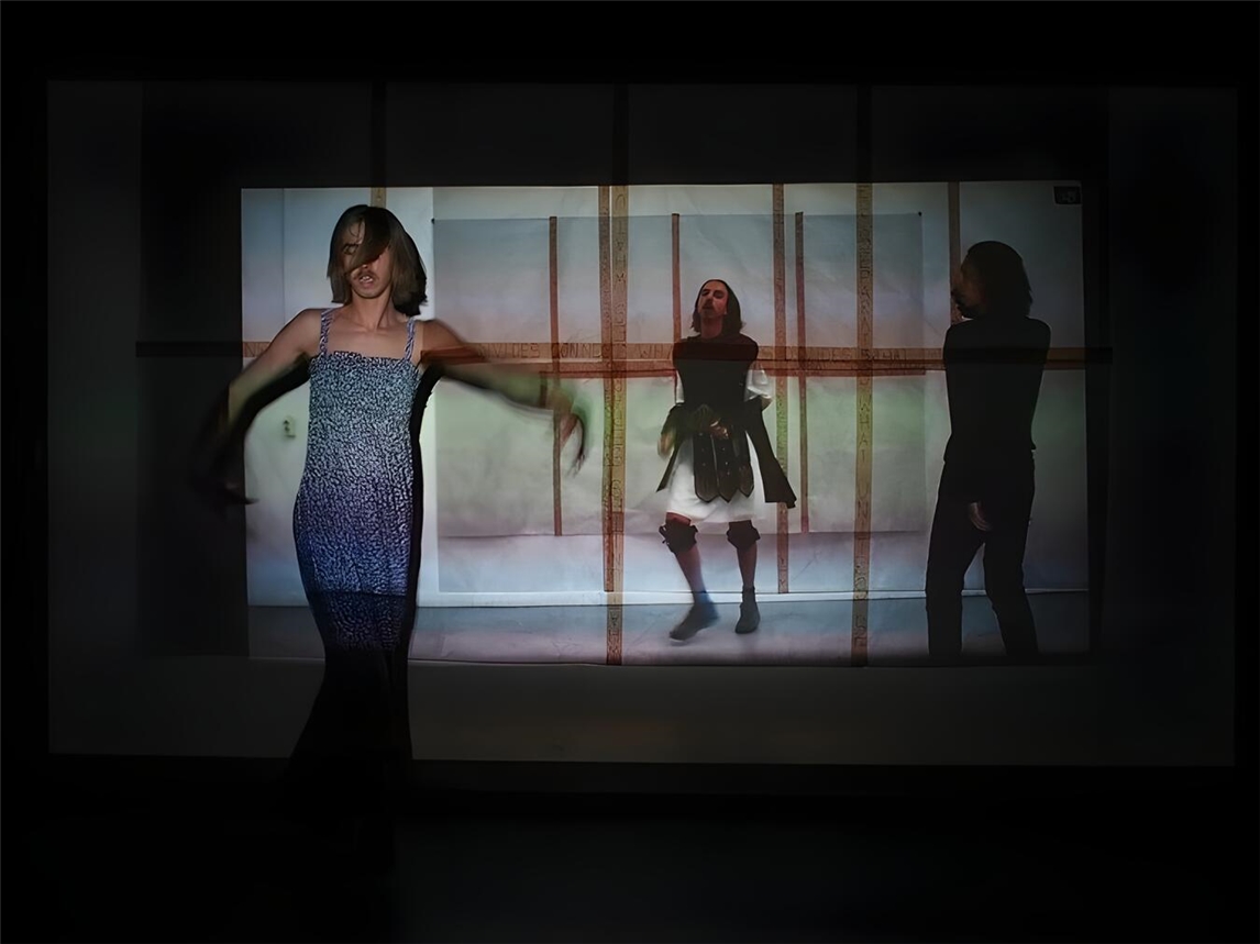 "Filmstill von Daniele Formicas 'Love will tear us apart', 2022, emotionales Kunstwerk, Foto von JMR-Dokumentation"