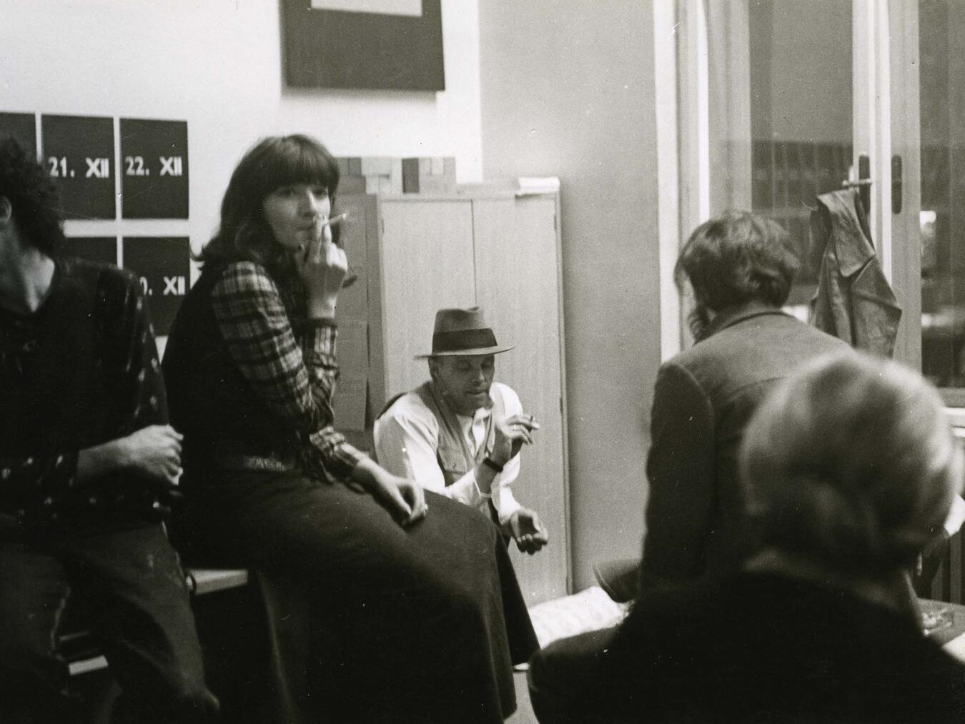 Abb.: Marina Abramovic with Joseph Beuys at SKC Belgrade, 1974. Foto: Nebojša Cankovic. © Courtesy of the Marina Abramovic Archives 