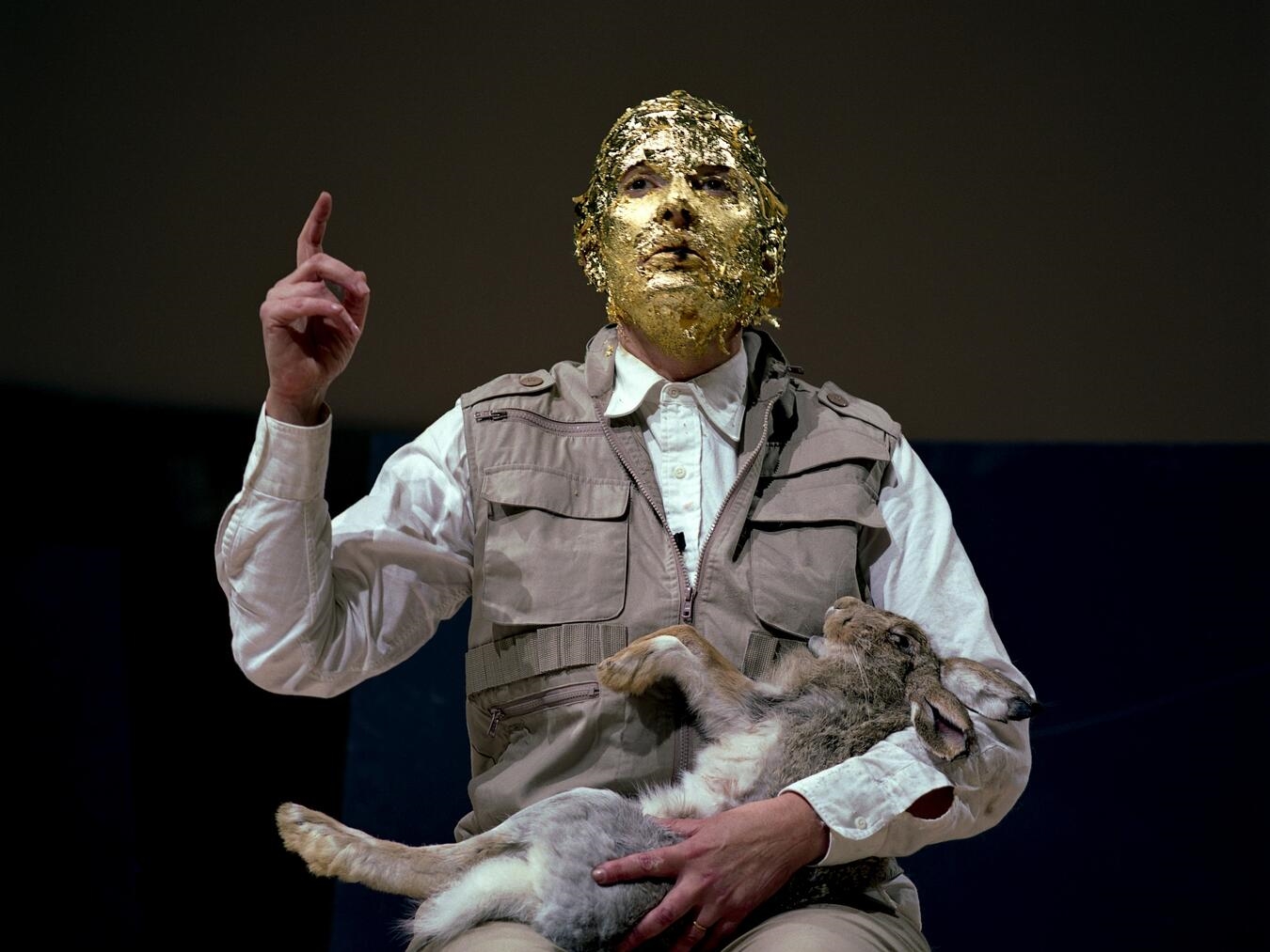 Abb.: Marina Abramović, 7 Easy Pieces, Performing Joseph Beuys, How to Explain Pictures to a Dead Hare (1965); Solomon R. Guggenheim Museum, New York, 2005. Foto: Attilio Maranzano/Courtesy of the Marina Abramović Archives 