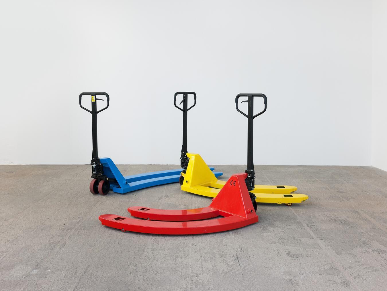 Abbildung: Alicja Kwade, Hubwagen, 2012/2013. Foto: Uwe Walter