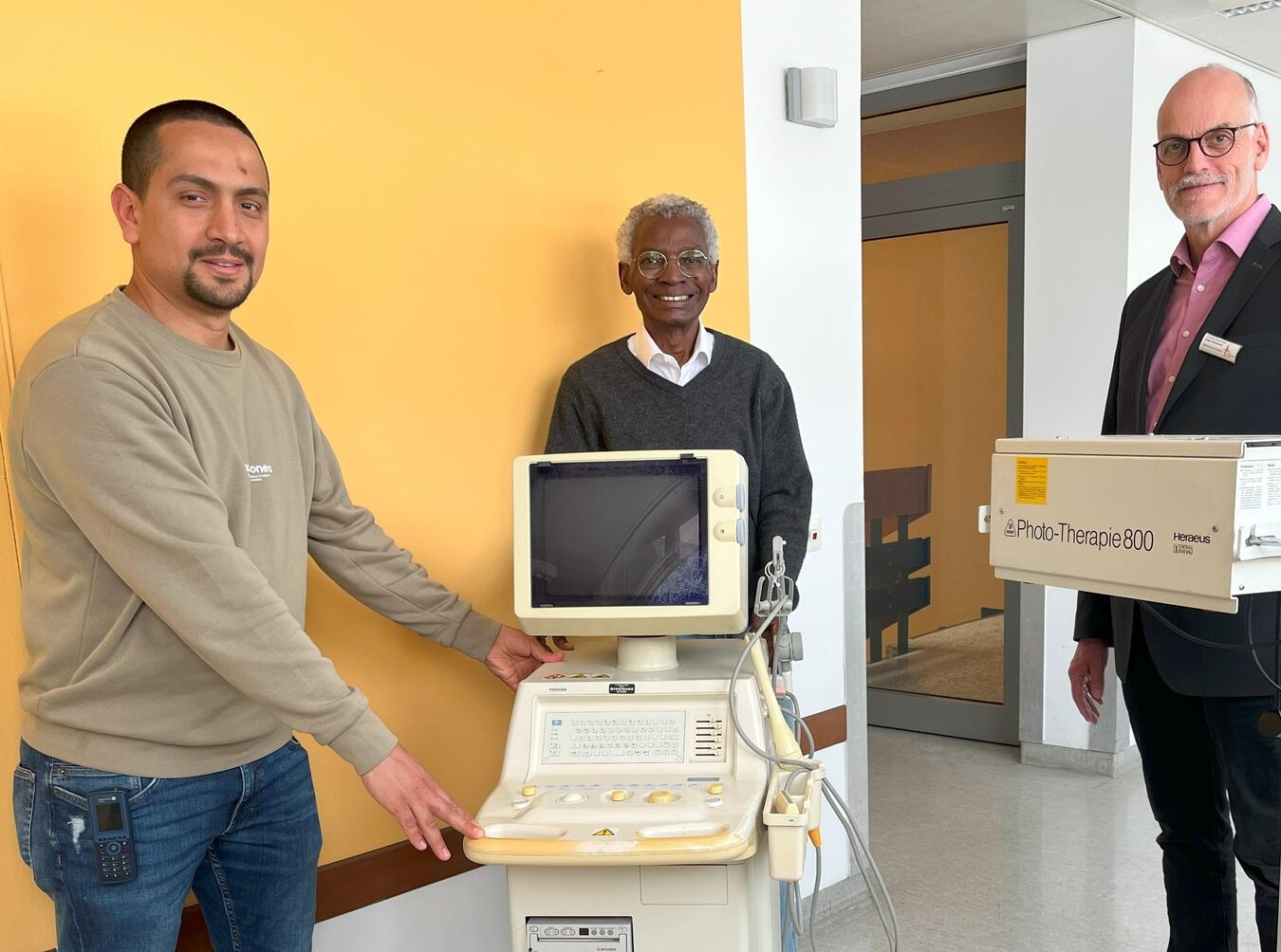 Abdeladim Zokri und Ludger Broeckmann übergeben Medizingeräte-Spende an Dr. Abiodun Ogundare für nigerianische Klinik im St.-Clemens-Hospital.