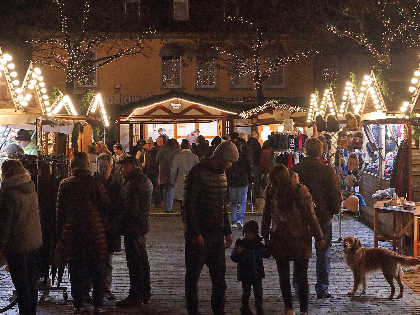 Abends ist der Weihnachtsmarkt schön illuminiert.  NN-Archivfotos: Theo Leie