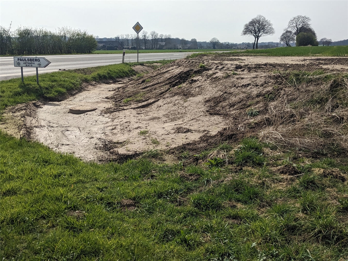 "Starkregen Abfluss erodiert Boden von Äckern auf Straßen"