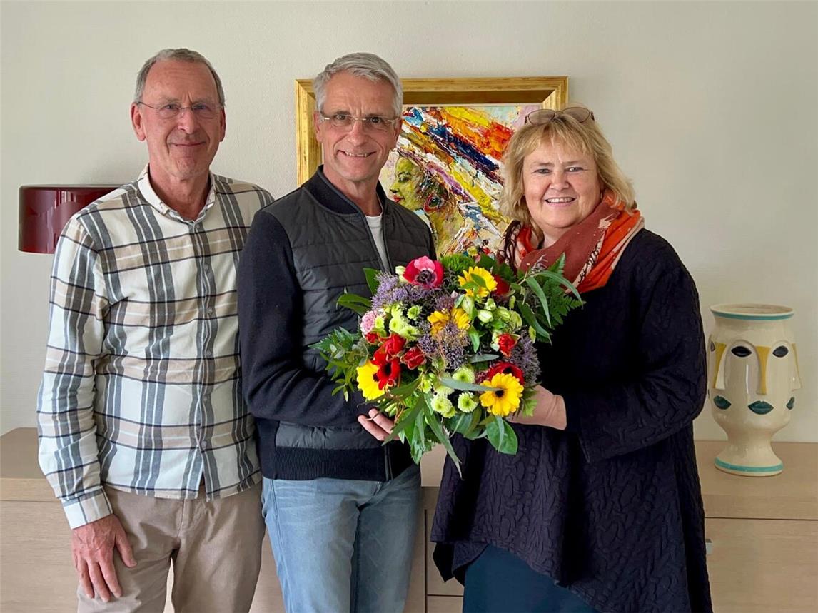 Abschied und Dank: Hans Lambers und Berry van Aken mit Dr. Manon Loock-Braun. Foto: WfG Emmerich