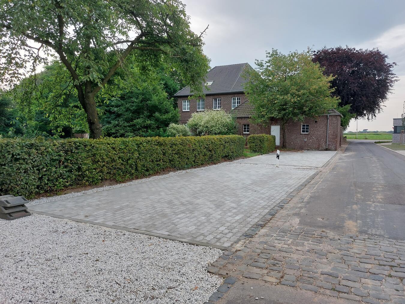 Abschluss der Arbeiten und ein neuer Parkplatz vor dem Dorfhaus.