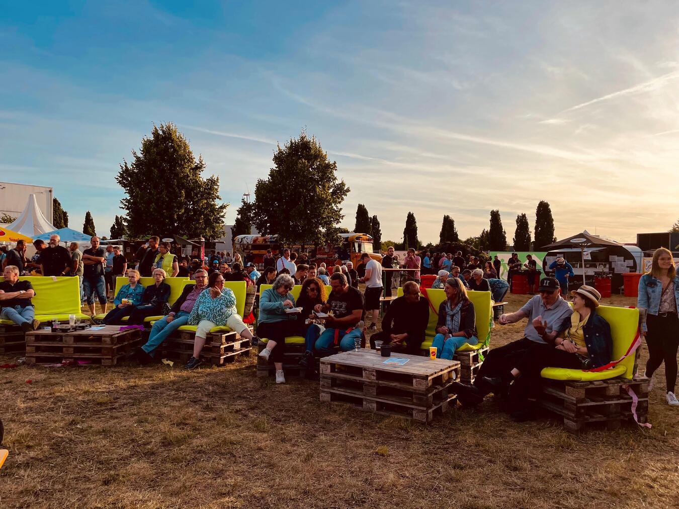 Abseits der Bühne ist für ausreichend Sitzmöglichkeiten zum Entspannen und Genießen gesorgt.