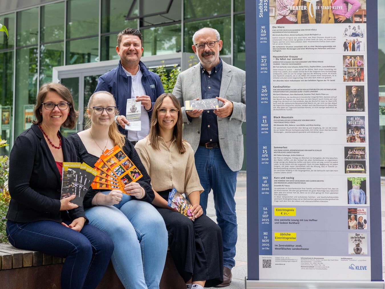Abwechslungsreich: Verena Krauledat, Laura Foresta, Christian Schoofs, Gina Haven und Bürgermeister Wolfgang Gebing präsentieren das Kulturprogramm der Stadt Kleve. Foto: Daniel Hendricks/Stadt Kleve