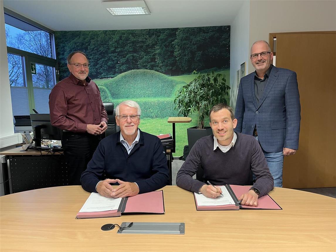 Achim Arts (stellvertretender Vorsitzender des Stadtsportverbandes), Werner Terheggen (Vorsitzender des Stadtsportverbandes), Bürgermeister Bernd Kuse und Fachbereichsleiter Christian Hinkelmann.Foto: Stadt Straelen