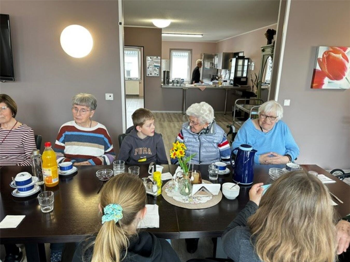 Kinder der OGS St. Markus treffen sich mit Senioren im Betreuungszentrum Altes Rathaus für Generationenaustausch.