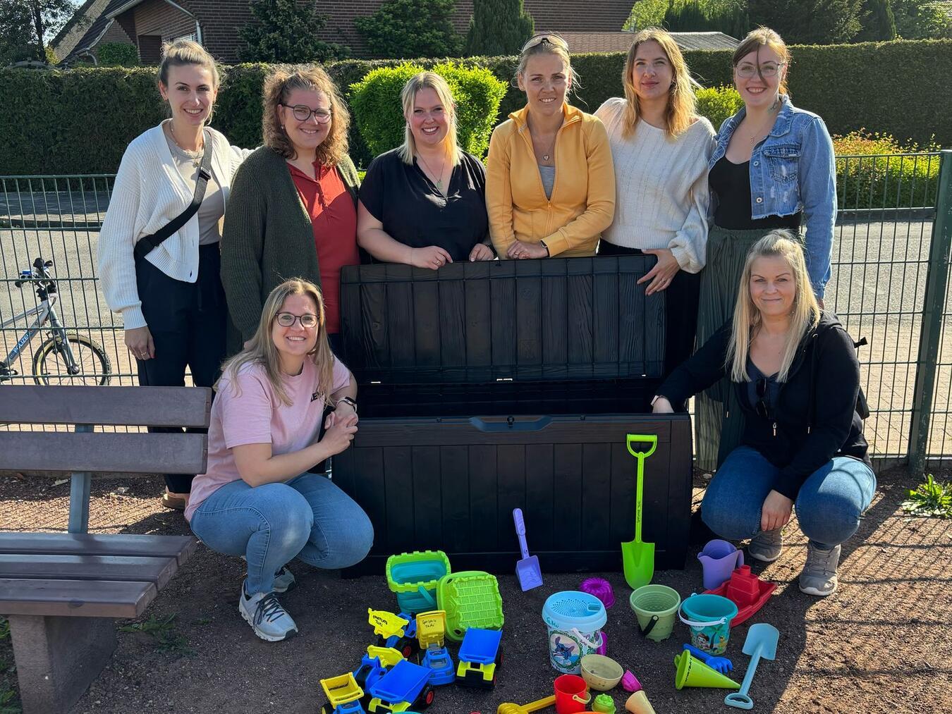 Acht Tagesmütter aus Nieukerk machen mit ihrer Spielzeugkiste, das Spielen auf dem Spielplatz am Meisenweg noch vielseitiger. Foto: privat