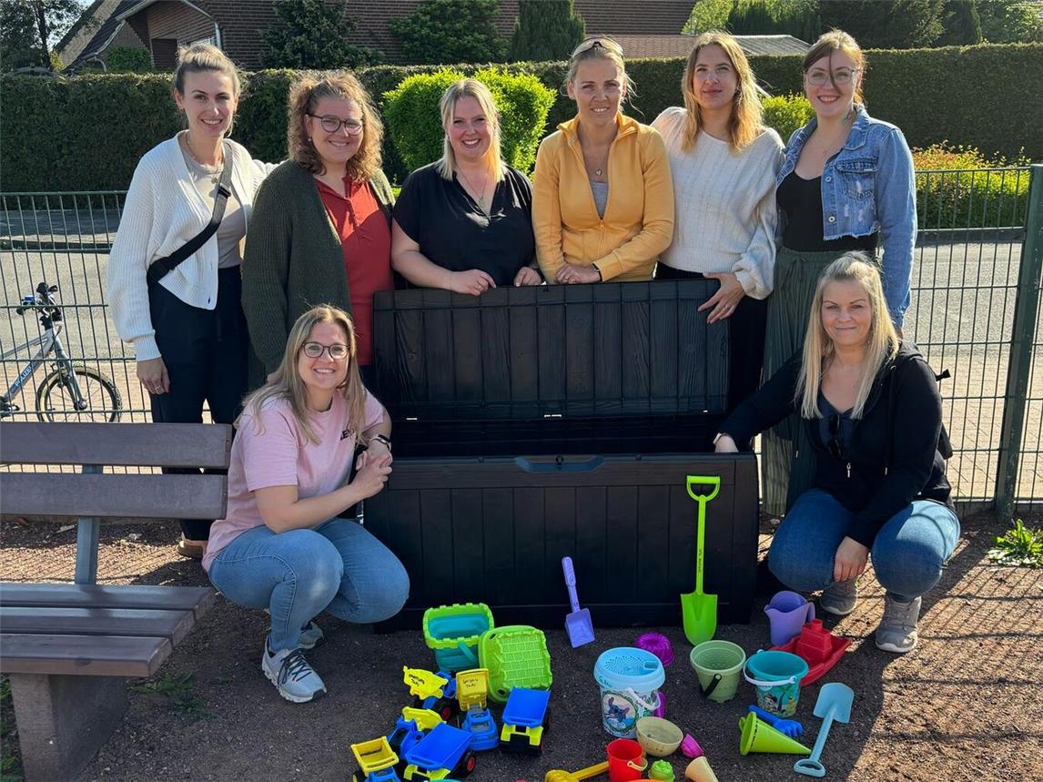Acht Tagesmütter aus Nieukerk machen mit ihrer Spielzeugkiste, das Spielen auf dem Spielplatz am Meisenweg noch vielseitiger. Foto: privat