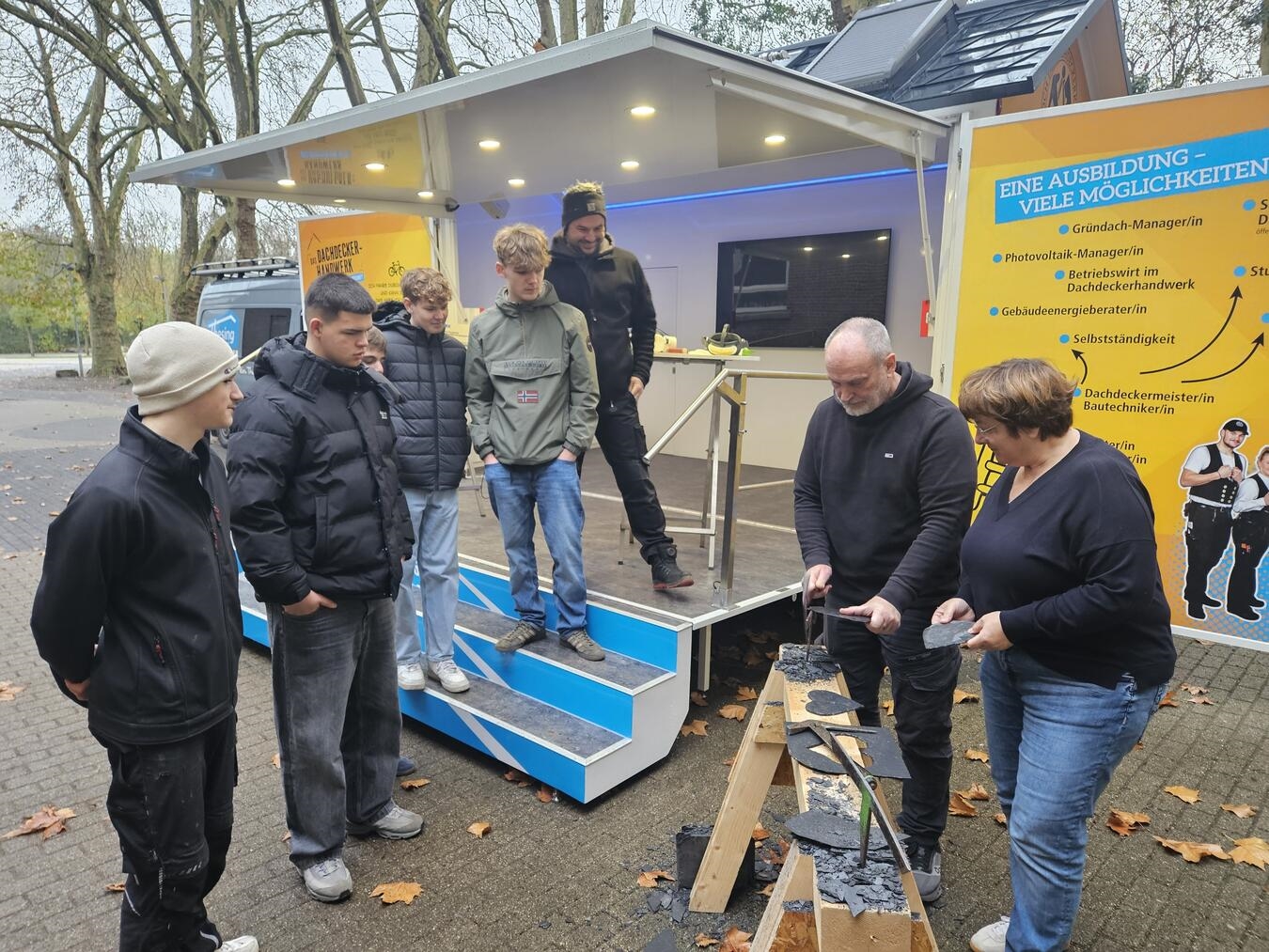 Action auf dem Schulhof: Sonja Laarmanns und Bernd Druyen am Infomobil der Dachdecker-Innung. NN-Foto: vs