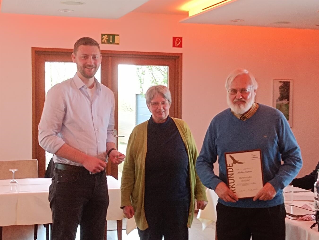 Adalbert Niemers, Lukas Stemper und Monika Hertel bei Nabu NRW Preisverleihung im Kreis Kleve. Foto: A. Braun