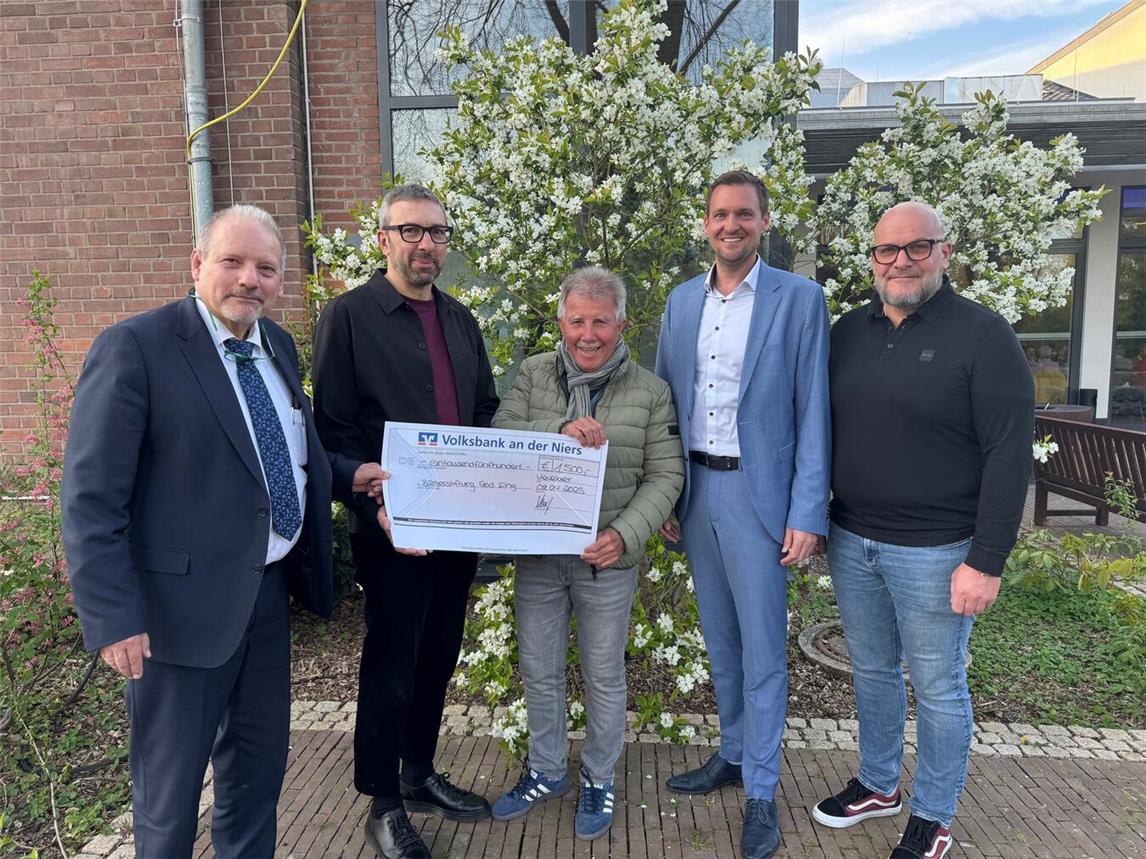 Adjutant Heinz Litjens (M.) übergab gemeinsam mit Festkettenträger Christian Schick (l.) den Scheck an die Kevelaerer Bürgerstiftung, an den Vorsitzenden Stefan Janssen (2. v. l.). Mit auf dem Bild: Dominik Lemken, Präsidium (2. v. r.) und Frank Servas (r.). Foto: privat