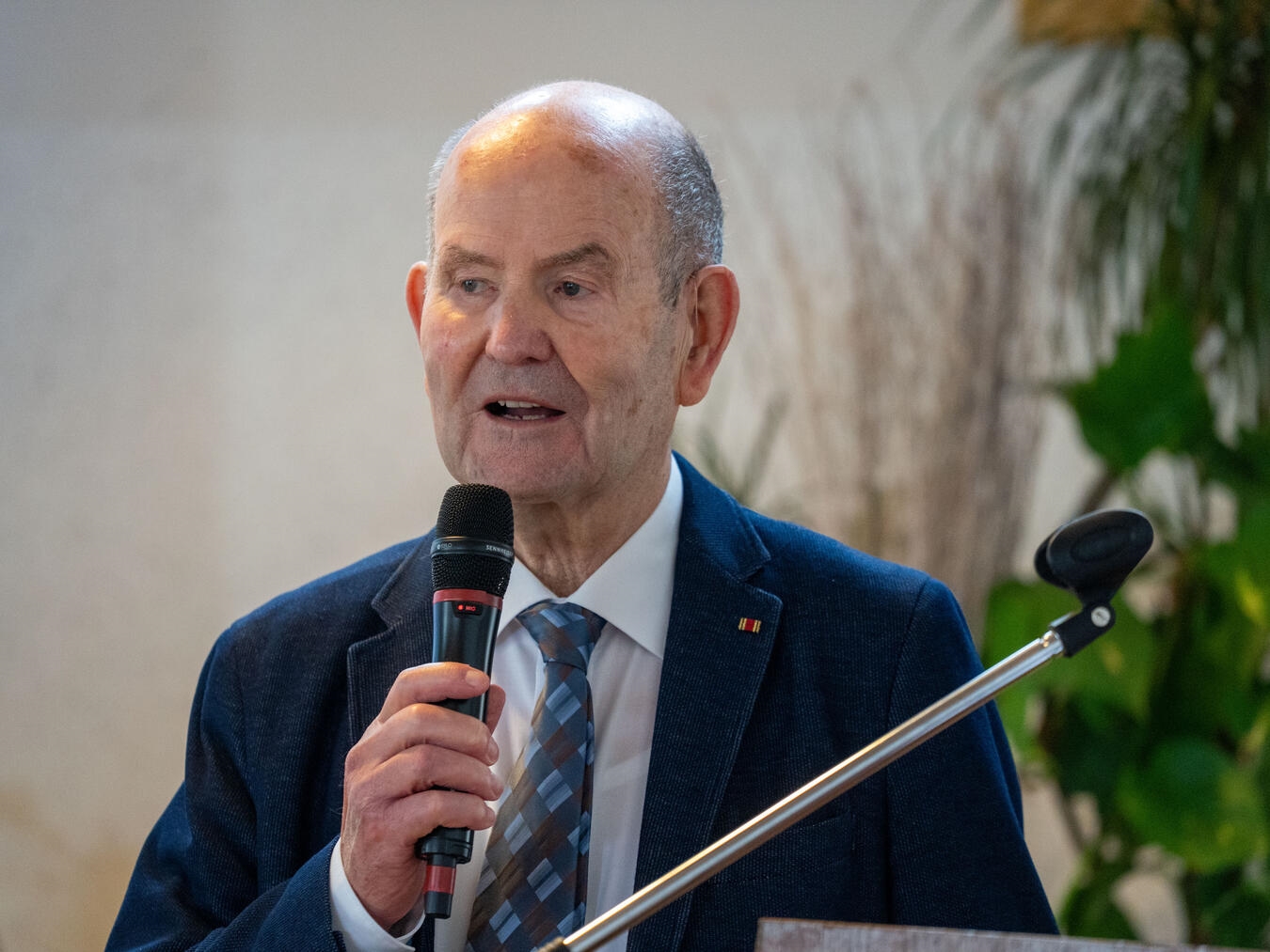 "Adolf Schreiber hält Rede als Ehrenvorsitzender des Bezirksverbandes, NN-Foto von Gerhard Seybert"