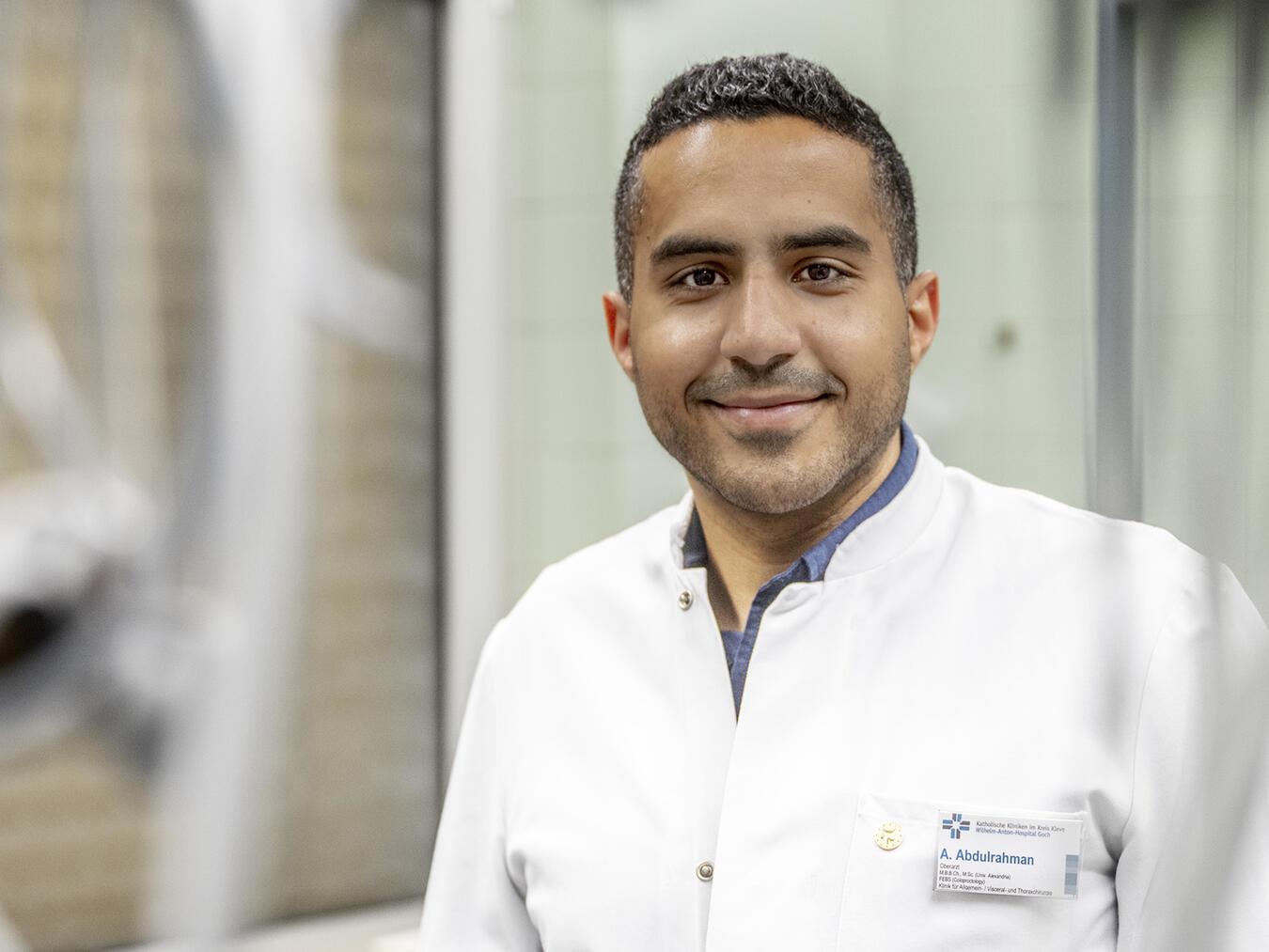 Ahmad Abdulrahman, Oberarzt der Klinik für Allgemein-, Visceral- und Thoraxchirurgie im Wilhelm-Anton-Hospital Goch, erhält den Titel „Fellow of the European Board of Surgery (FEBS) in the specialty of Coloproctology“. Foto: KKLE/Thomas Momsen