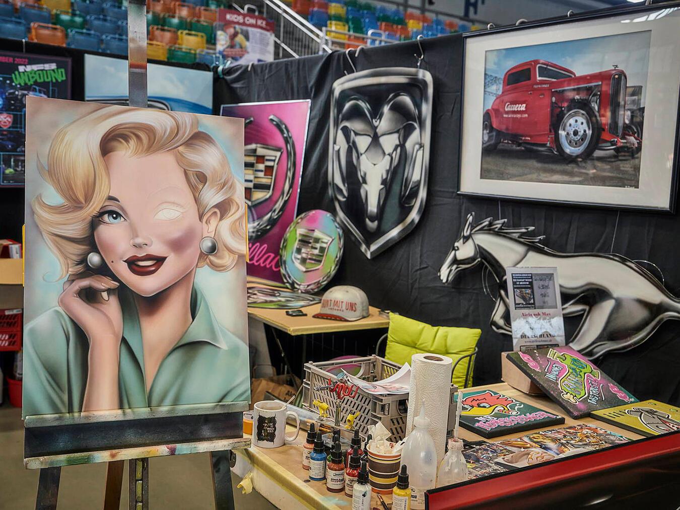 Airbrush-Künstler aus ganz Europa präsentieren ihre gesprühten Kunstwerke dem Publikum. Fotos: Volker Rost