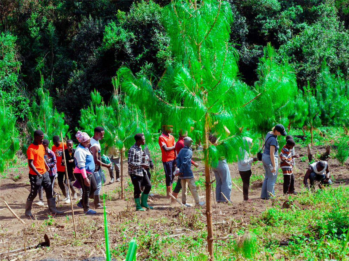 Ajery Kahise (r.) zeigt, wie es auf seiner Farm zugeht. Fotos: privat