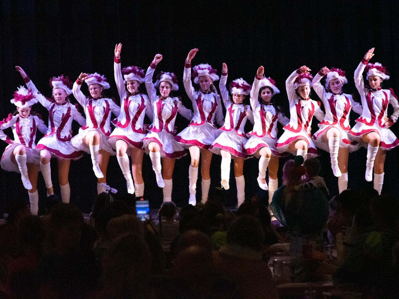 Akrobatische Gardetänze präsentiert die Gruppe „Time Out“ im Reeser Bürgerhaus. Foto: privat
