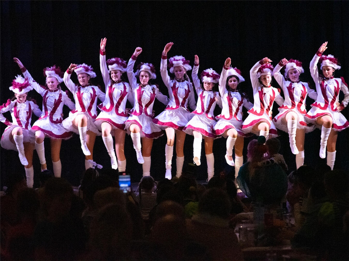 Akrobatische Gardetänze präsentiert die Gruppe „Time Out“ im Reeser Bürgerhaus. Foto: privat