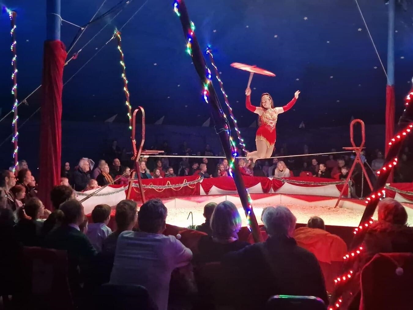 Akrobatische Kunststücke sind nur ein Baustein in der Show des Zirkus Laola. Foto: privat