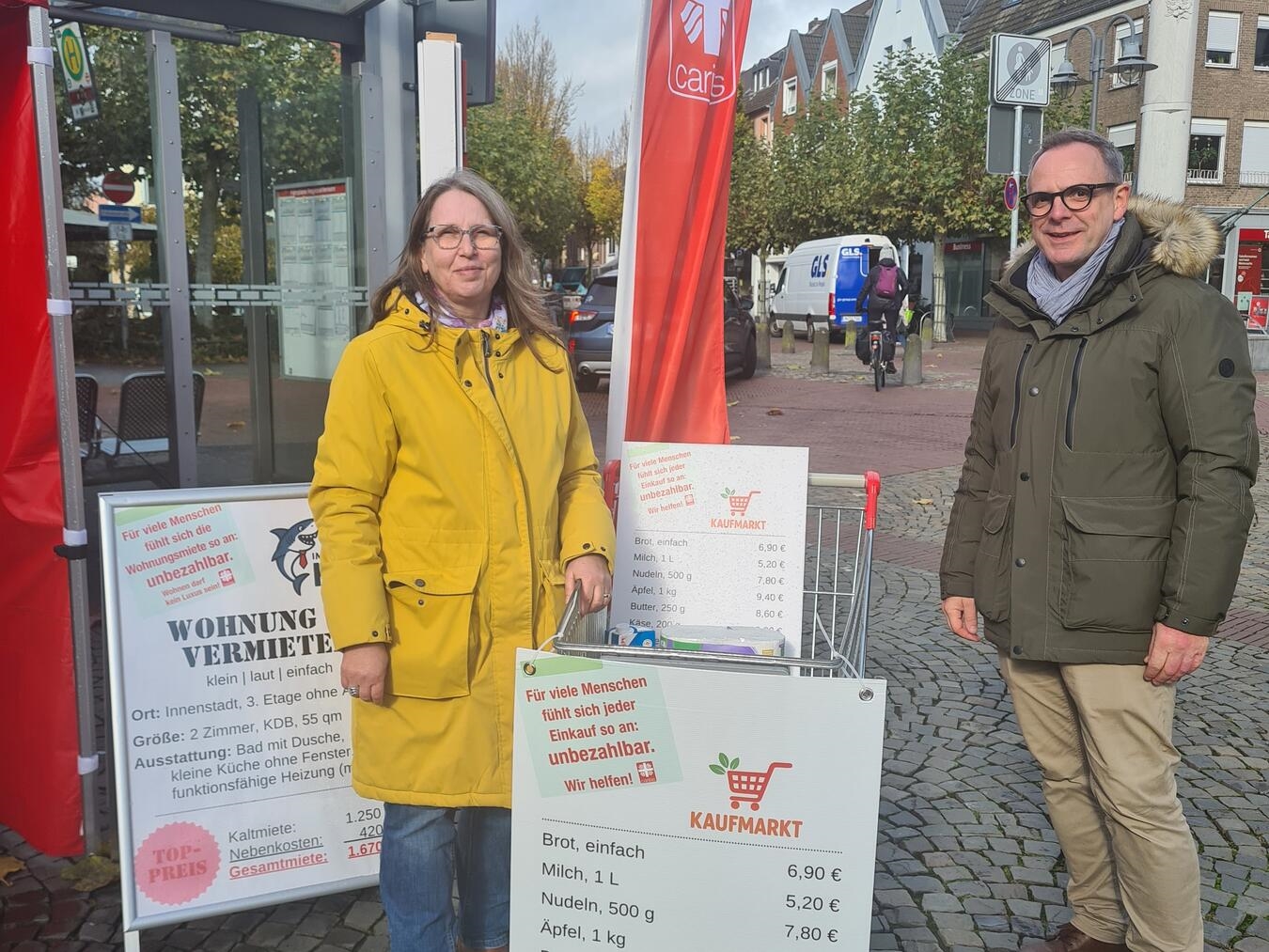 Aktionsstand zu den Armutswochen NRW: Bianca Bruckmann und Daniel Krohn vom Caritasverband Geldern-KevelaerFoto: Caritasverband Geldern-Kevelaer