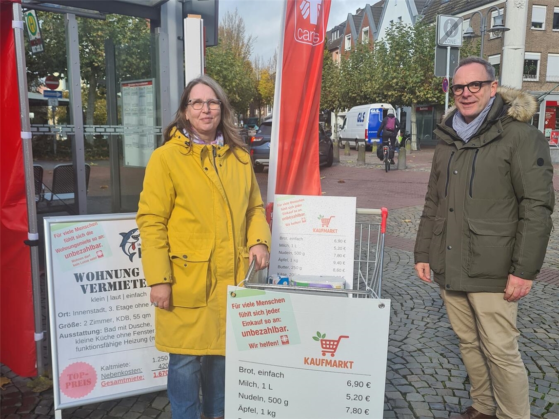 Aktionsstand zu den Armutswochen NRW: Bianca Bruckmann und Daniel Krohn vom Caritasverband Geldern-KevelaerFoto: Caritasverband Geldern-Kevelaer