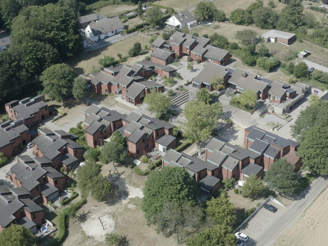 Aktuell ist das SOS-Kinderdorf mit seinen vielen Betonbauten noch nicht an aktuelle Klimaveränderungen angepasst. Das soll sich bis 2032 ändern. Foto: SOS-Kinderdorf e.V