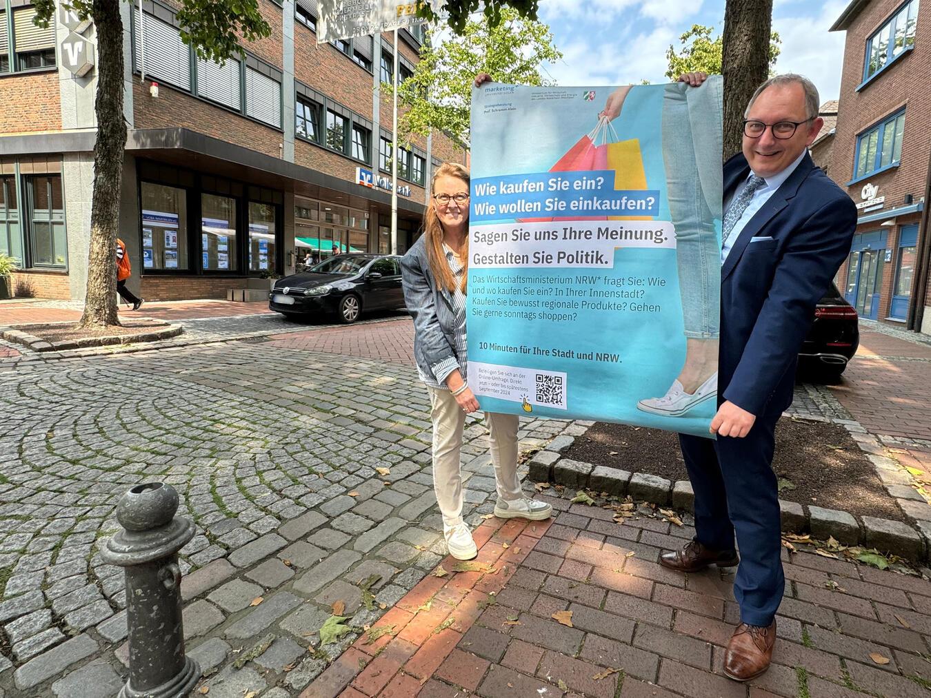 Aktuell läuft eine Befragung über das Einkaufsverhalten in Rees: Wirtschaftsförderin Sandra Kimm-Hamacher und Bürgermeister Sebastian Hense. Foto: Stadt Rees