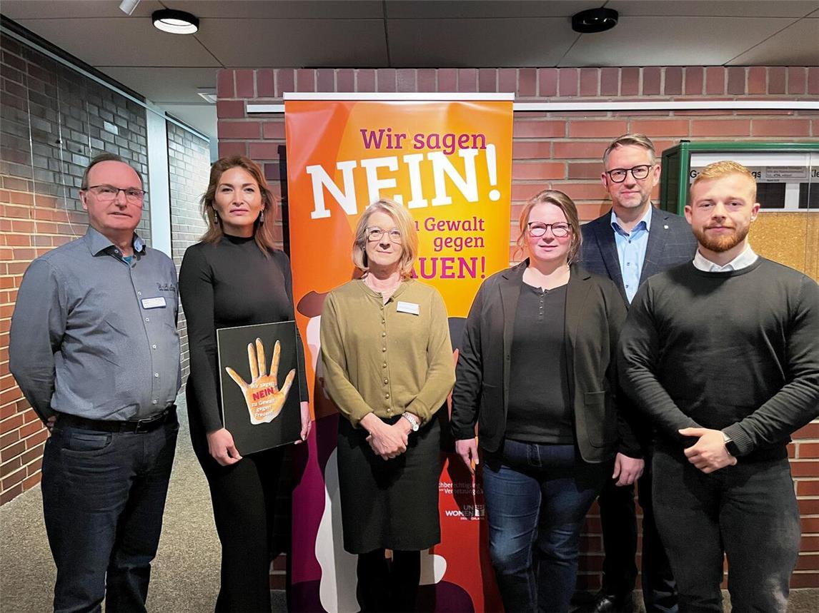 Albert Sturtz von der Fachberatung Demenz Grafschafter Diakonie, Gleichstellungsbeauftragte des Kreises Wesel Lilian Spogahn, Gerontopsychiatrische Beratungsstelle des St. Vinzenz Hospital in Dinslaken Kirsten Bovenkerk, Charlene Vogt von der Caritas Oberhausen, Landrat Ingo Brohl, Jan Balzer von der Caritas Oberhausen tauschten sich beim Runden Tisch aus. Foto: Kreis Wesel